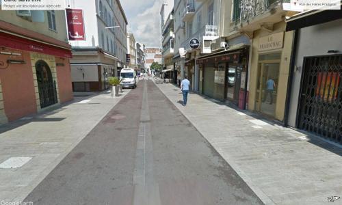 Dans l'une des rues commerçantes de Cannes proche Croisette